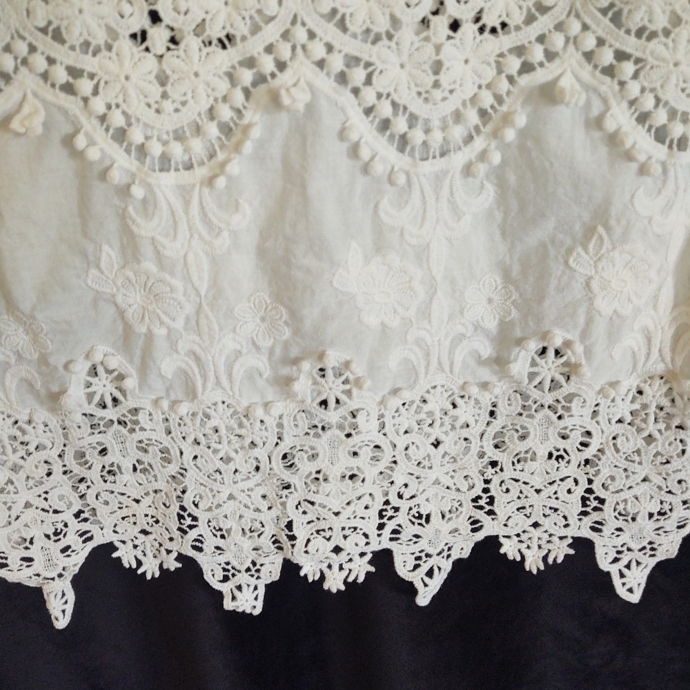 Beautiful white lace blouse - Picture 10 of 15